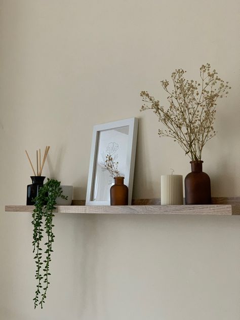 Simple Minimal Room Decor, Simplistic Shelf Decor, Minimalistic Shelves Decor, Wall Shelf Decor Ideas Living Room, Minimalistic Bedroom Plants, Floating Shelf Bedroom Decor, Shelf Decor Above Desk, How To Style Floating Shelves Bedroom, Boho Shelves Bedroom