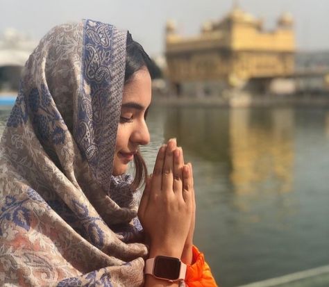 Golden Temple Poses, Golden Temple Photo Pose, Golden Temple Photo Ideas, Gurudwara Outfit, Golden Temple Amritsar Poses, Mandir Photoshoot Ideas, Mandir Poses For Women, Poses In Mandir, Mandir Outfit Women