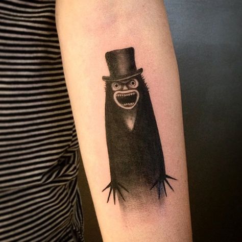 Deze wil ik ook als aandenken aan mijn slaapverlamming Twister Movie Tattoo, The Babadook Tattoo, Scary Stories To Tell In The Dark Tattoo, Insidious Tattoo, Babadook Tattoo, Dark Horror Tattoo Designs, House Of 1000 Corpses Tattoo, Horror Tattoo Ideas Dark Art, Ghost Band Tattoo