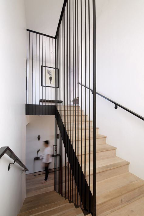 Floor to ceiling metal rod guardrail for stairs Staircase Design Modern, Stairs Design Interior, Stair Railing Design, Stairway Design, Stairs Design Modern, Staircase Ideas, Staircase Railings, Modern Stairs, Home Stairs Design