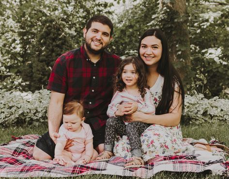 Family photography picnic blanket Family Photos Sitting, Family Portrait Outfits, Poses Family, Shot Ideas, Photography Poses Family, Fall Family Pictures, Christmas Family Photos, Family Posing, Christmas Minis