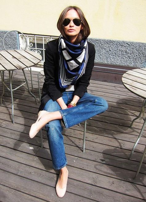 Choose a black blazer jacket and blue jeans for a glam and trendy getup. Beige leather ballerina flats will add a new dimension to an otherwise classic look. Shop this look on Lookastic: https://lookastic.com/women/looks/blazer-jeans-ballerina-shoes/18956 — Black Sunglasses — Beige Leather Ballerina Shoes — Blue Jeans — Gold Watch — Red Bracelet — Black Blazer — Navy and White Print Scarf Silk Scarf Outfit, Looks Jeans, Scarf Outfit, Ray Ban Aviator, Wearing Sunglasses, Looks Street Style, How To Wear Scarves, Casual Work Outfits, 가을 패션