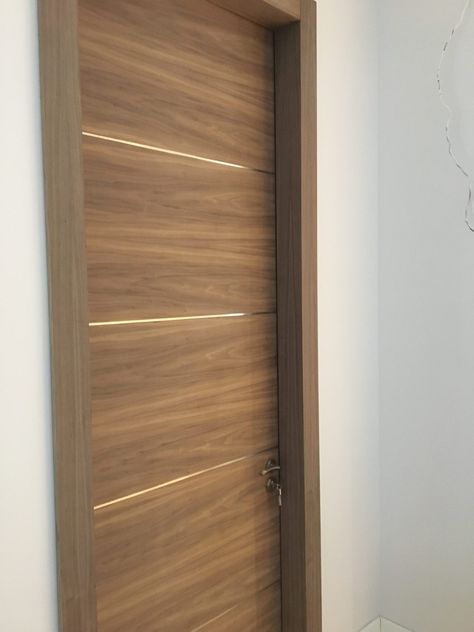 Classic Bedroom Door Design, Doors Laminate Design, Flush Door Laminate Design, Modern Flush Door Design, Wooden Doors Interior Bedroom, Laminated Doors Design, Modern Wood Doors Interior Bedrooms, Flush Door Design Modern Mica, Flush Door Design Modern Veneer