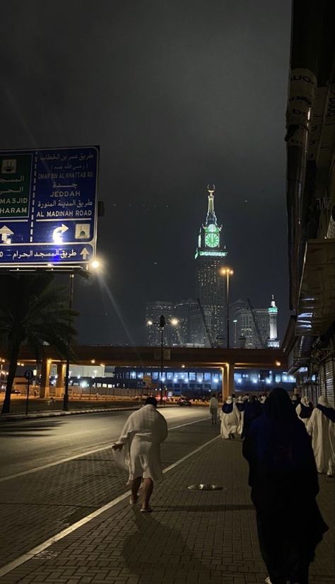 Mecca Madinah, Night Landscape Photography, Mecca Islam, Mecca Wallpaper, Muslim Pictures, Love In Islam, Grand Mosque, Muslimah Aesthetic, المملكة العربية السعودية