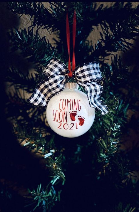 Pregnancy announcement expecting reveal Surprise pregnancy | Etsy Vom Avea Un Copil, Christmas Pregnancy Reveal, Christmas Gender Reveal, Alice Faye, Baby Announcement Photoshoot, Fun Baby Announcement, Christmas Baby Announcement, Pregnancy Announcement Onesie