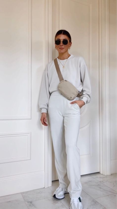 How To Style White Sweatshirt, Lululemon Sweatshirt Outfit, Gray Lululemon Belt Bag Outfit, Lululemon Street Style, Lululemon Belt Bag Outfit Fall, Lululemon Sweatpants Outfit, Styling Lululemon Belt Bag, White Belt Bag Outfit, Lululemon Softstreme Pants Outfit