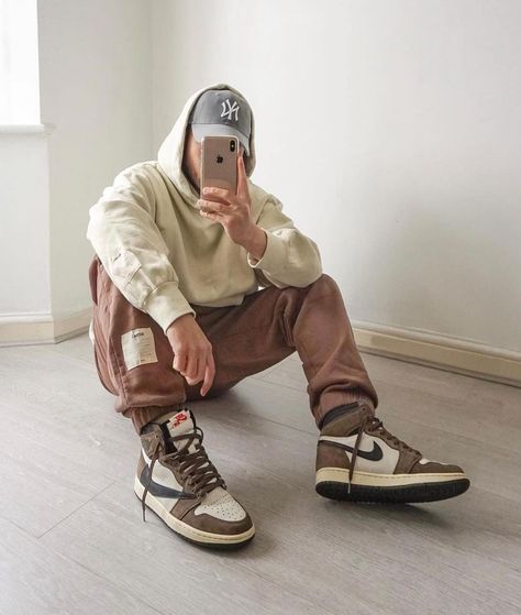 Nike Air Jordan 1 Outfit, Sporty Outfits Men, Look 80s, Jordan 1 Outfit, Air Jordan 1 Outfit, Asian Streetwear, Streetwear For Men, Men Street Fashion, Street Fashion Men Streetwear