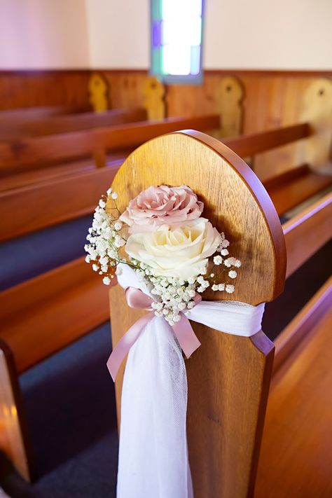 Quinceanera Church Decorations, Church Wedding Decorations Aisle, Wedding Pew Decorations, Simple Church Wedding, Ceremony Decorations Church, Church Aisle Decorations, Pew Flowers, Pew Decorations, Wedding Pews