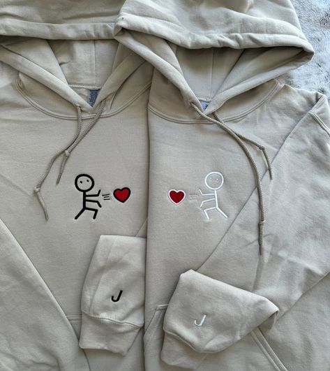 Surprise ur partner/ bestie with matching hoodies🤭💕 This gift is something they will wear forever & when they wear it they’ll be reminded of how much love & appreciation you have for them🫶🏼 SHOP NOW~Link in bio<3 ~~ #anniversary #anniversarygift #gift #embroiderymachine #embroidery #custominitials #asmr #embroideryasmr #SmallBusiness #bfgiftideas #gfgiftideas #boyfriendgiftideas #girlfriendgiftideas #matchingcouplesoutfits #matchingcouples #matchingcouplehoodies #matchingbesties #matchin... Couple Hoodies Ideas Design, His And Hers Hoodies, Hoodies For Couples, 3 Anniversary, Matching Hoodies For Couples, Hoodie Diy, Boyfriend Hoodie, Matching Hoodies, Bf Gifts