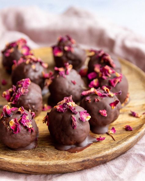 Valentine's Day is not far away!! 😍Who will you be making these for!? Rose Truffles, Chocolate Chip Cookie Dough Truffles, Cranberry Chocolate, Vegan Truffles, Cookie Dough Truffles, Coconut Peanut Butter, Chocolate Cookie Dough, Dried Raspberries, Desserts Vegan