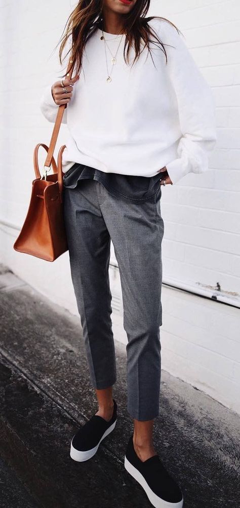 Sweater, trousers, slip ons, bag Work Sweaters, Casual Outfit Inspiration, Fall Outfits For Work, Fashion Life, Sweatshirt Outfit, Street Style Winter, Grey Pants, Beauty Life, Fall Nails