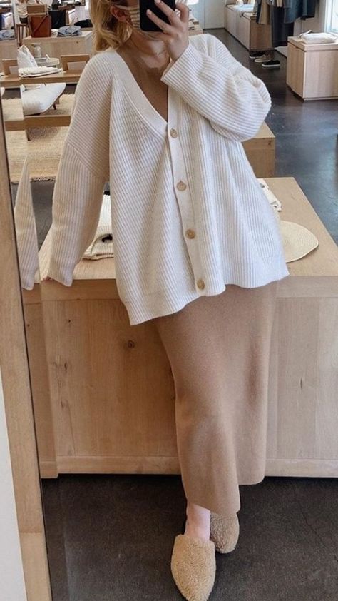 Elegant Home Outfit, Cocoon Cardigan Outfit, Mules Outfit, Chic Clothing Style, Fast Shop, Muslim Outfits Casual, Going Home Outfit, Stylish Work Attire, Jenni Kayne