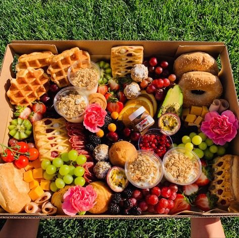 Continental Breakfast Board, Breakfast Charcuterie Box Ideas, Breakfast Graze Box Ideas, Breakfast Graze Board, Picnic Breakfast Ideas, Breakfast Picnic Ideas, Brunch Box Ideas, Brunch Box Breakfast, Breakfast Platter Ideas