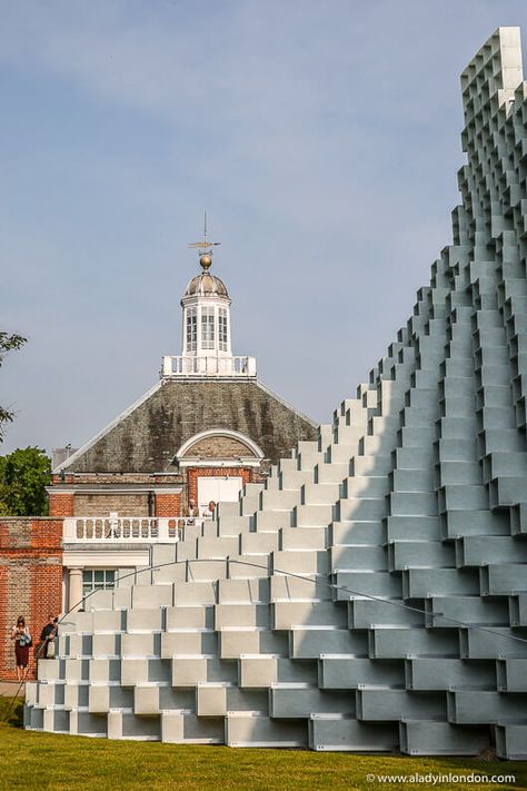 The Serpentine Gallery in Hyde Park, London is a great museum. Click through for more pictures on the A Lady in London blog.   #london #museum #architecture #gallery #hydepark Museums In London, Best Places In London, Serpentine Pavilion, Hyde Park London, London Itinerary, Photographers Gallery, London Museums, Park Photography, London Places