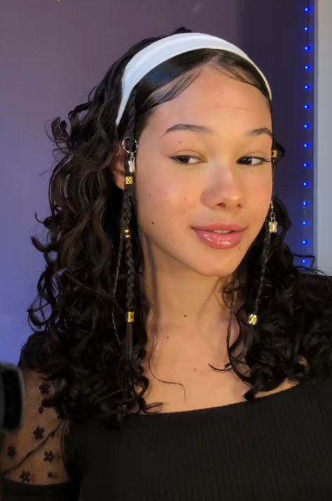 Say goodbye to bad hair days with these easy curly hairstyles! 💁‍♀️ Whether you have tight coils or loose waves, these styles will have you looking fabulous in no time. #curlyhair #hairstyles #easyhairstyles #naturalhair #curlygirl #hairinspo #beauty ✨ Knitted Headband Hairstyles, Curly Hair Styles With Bandanas, Headbands And Curly Hair, Headband For Curly Hair, Tsireya Hairstyle, Curly Braid Hairstyles, Unique Curly Hairstyles, Wavy Hair Perm, Easy Curly Hairstyles