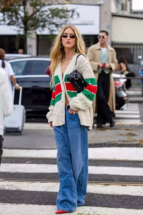 12 Ideas for How to Wear Wide-Leg Pants Street Mode, Long Black Sweater, Parisienne Chic, Milan Street Style, Maxi Cardigan, High Street Fashion, Moda Paris, Pant Trends, Milano Fashion Week