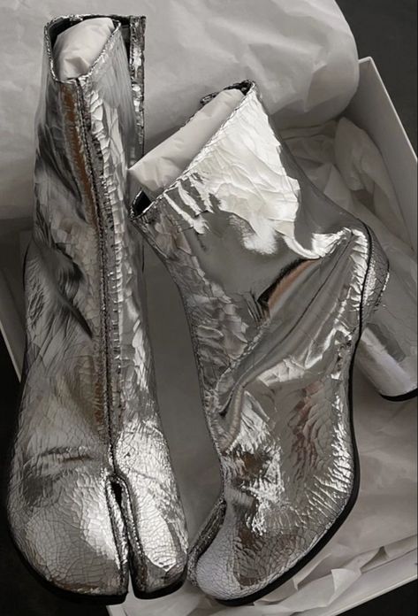 Tabi Boots, Margiela Tabi, Silver Sneakers, Devil Wears Prada, Shoe Inspo, Aesthetic Shoes, Fashion Fits, Inspiration Style, Fashion Chic