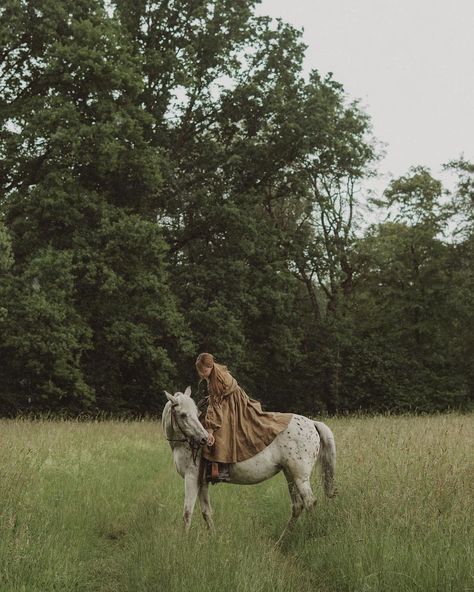 𝒩𝒶𝓉𝒶𝓁𝒾𝑒 on Instagram: “I‘m sure that pictures we create reflect a lot from our personality and life. Photos are a very personal creation for me. Similar to my…” Story Inspiration Pictures, Person On Horse, Fantasy World Aesthetic, Green Person, Fairytale Life, Pictures With Horses, Autumn Witch, Fairytale Aesthetic, Dream Photography