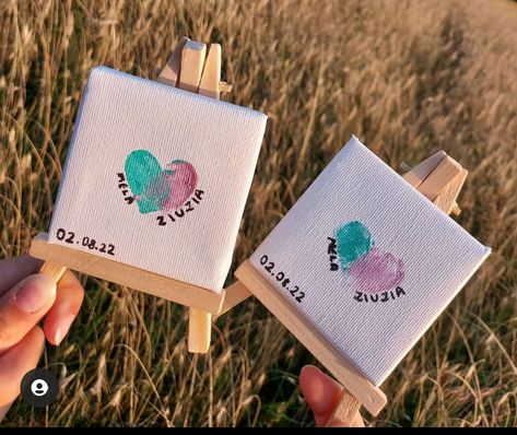 Cute Couple Things To Do Art, Cute Canvas Ideas For Boyfriend, Couple Art Projects Activities, Mini Canvas Art Couple, Mini Canvas Couple Painting, Diy Couple Art Ideas, Diy Couple Crafts, Canvas Couple Painting Ideas, Painting Ideas For Birthday