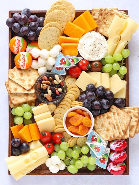 kid-friendly charcuterie board ideas Oatmeal Cookies Easy, Snack Platter, Cook Dinner, Charcuterie Inspiration, Charcuterie Platter, Easy Cheese, Snack Board, Party Food Platters, Charcuterie And Cheese Board