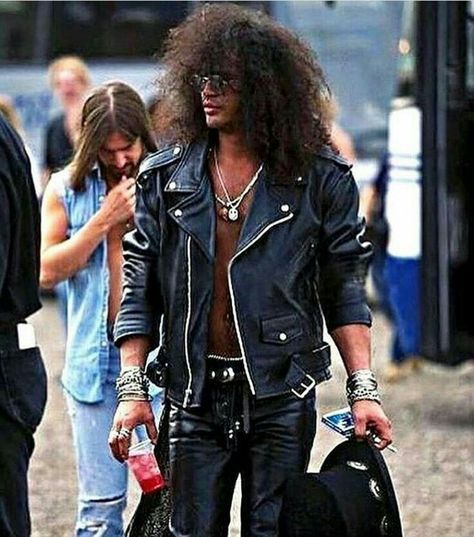 Slash without his tophat on  x'D Slash Gnr, Muzică Rock, Saul Hudson, Rock Aesthetic, Duff Mckagan, Rock Festivals, Look Rock, Musica Rock, Glam Metal