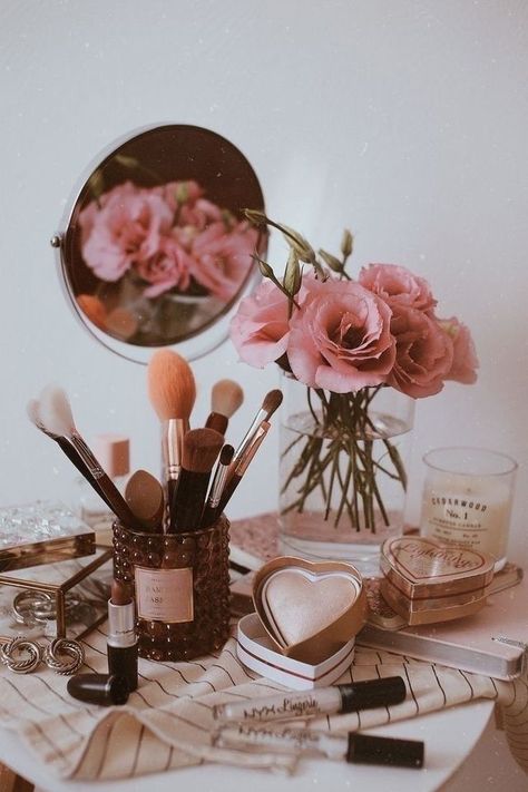 Best Makeup Brush Cleaner, Makeup Backgrounds, Best Makeup Brushes, Cosmetics Photography, Makeup Brush Cleaner, Instagram Makeup, Photo Makeup, Makeup Photography, Makeup Pictures