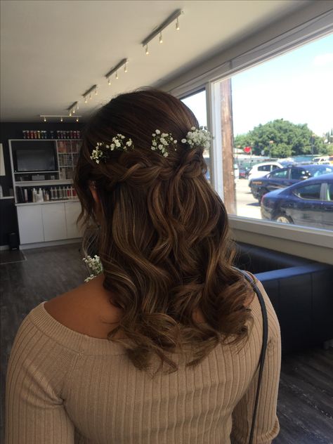 Greek Theme Hairstyles, Wavy Prom Hair Medium, Prom Hair For Short Layered Hair, Short Hairstyle Women For Hoco, Prom Hair Layers, Shirt Hair Prom Hairstyles, Grade Eight Grad Hairstyles, Hairstyles Greek Goddess, Easy Quince Hairstyles For Short Hair