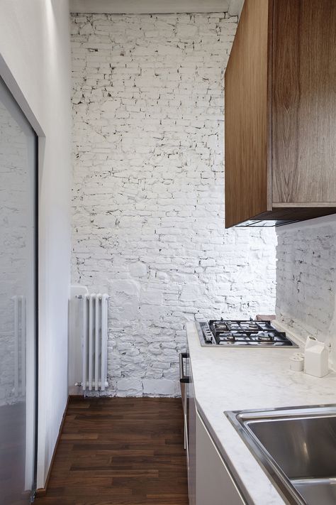 Bright and cheerful kitchen with painted brick walls and carrara marble countertop White Brick In Kitchen, White Brick Wall Kitchen, White Brick Kitchen, Brick Wall Kitchen, Cheerful Kitchen, Italian Apartment, Painted Brick Wall, Unit Kitchen, No Upper Cabinets