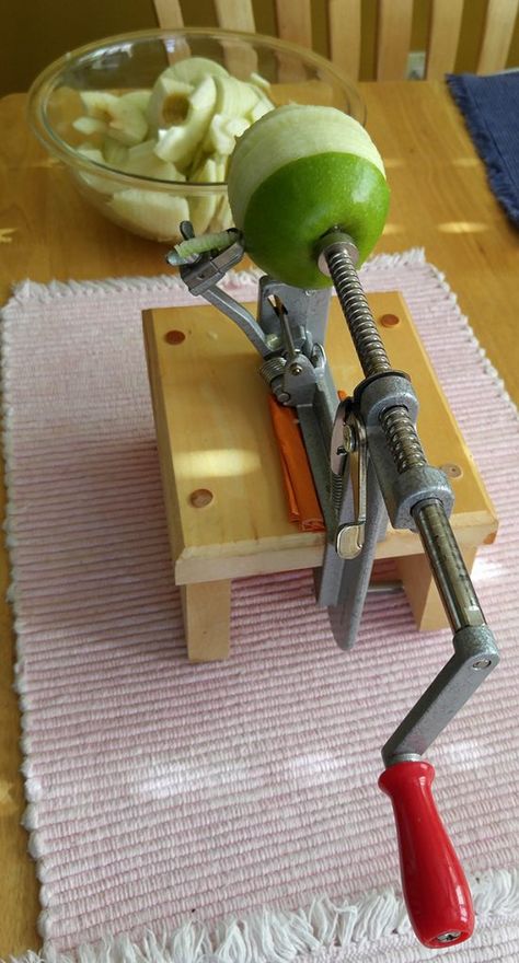 How To Use an Apple Peeler-Corer - Carma's Cookery Apple Peeler Corer Slicer, Apple Corer, Apple Peeler, Fruit Peeler, Cooking Skills, Pampered Chef, Apple Car Play, Apple Pie, Apples