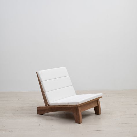 ESPASSO | Rio Manso Lounge Chair Lounge Chair Diy, Wood Chair Design, Diy Seating, Chair Design Wooden, Outdoor Lounge Chair, Furniture Design Wooden, Eames Chairs, Diy Wood Projects Furniture, Diy Furniture Couch