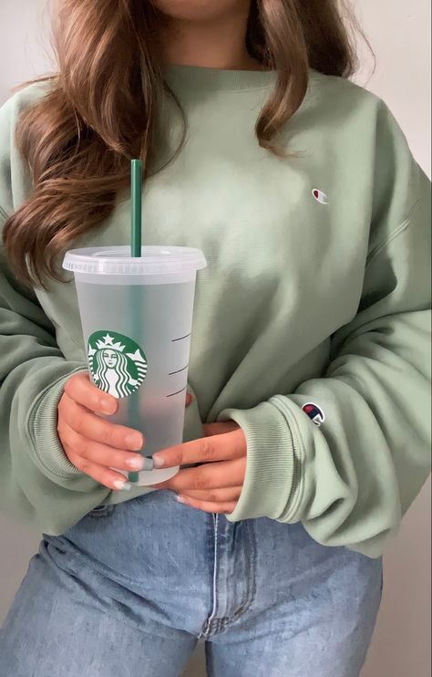 Sage green champion jumper, oversized jumper, baggy jeans, Starbucks clear cup, aesthetic Champion Sweatshirt Outfit, Green Hoodie Outfit, Hoodie Outfit Aesthetic, Outfit Comodo, University Outfits, Winter Ootd, Cute Nike Outfits, Western Outfit, Korean Casual Outfits