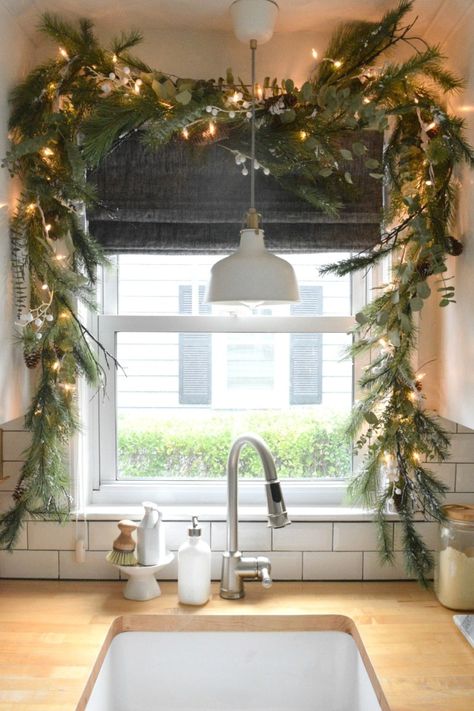 Christmas in our Small Kitchen- Started with Garland Winter Farmhouse Decor, Decoration Vitrine, Kitchen Diy Makeover, Christmas Garlands, Christmas Window Decorations, Classy Christmas, Christmas Kitchen Decor, Christmas Window, Décor Diy