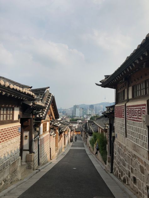 korean style houses called Hanoks located in bukchon hanok village Bukchon Hanok Village Aesthetic, Hanok Village, Japanese Apartment, Bukchon Hanok Village, South Korea Seoul, Korea Seoul, Dream Places, South Korean, Busan