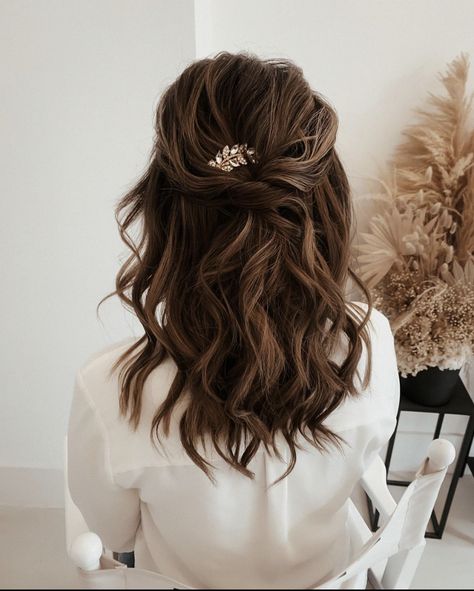 Wedding Bridal Hair Brunette, Maid Of Honor Hairstyles Brown Hair, Brunnete Hairstyle Wedding, Fall Bridal Hairstyles Half Up Half Down, Wedding Hairstyles Middle Length, Short Brown Bridal Hair, Half Up Bridal Hair Brunette, Wedding Hairstyle Mid Length, Brunette Hair Wedding Styles