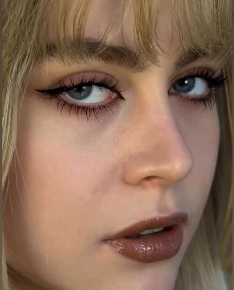 Makeup Inspo Downturned Eyes, Downturned Eye Makeup Eyeliner, Small Lid Space Eye Makeup, Make Up Downturned Eyes, Eye Makeup Downturned Eyes, Downward Eyes Makeup, Downturned Eyes Aesthetic, Downturned Makeup, Makeup Downturned Eyes