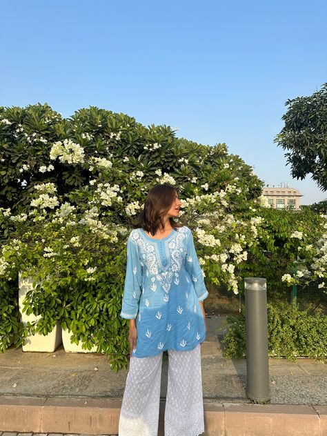 Simple Kurta With Jeans, Kurta Ideas For College, Cute Kurti Outfits, Short Chikankari Kurti Outfit, Kurta Women Aesthetic, Kurta Aesthetic Girl, Desi Casual Outfits Aesthetic, Kurta Casual Outfit, Short Kurti With Jeans Outfit Aesthetic