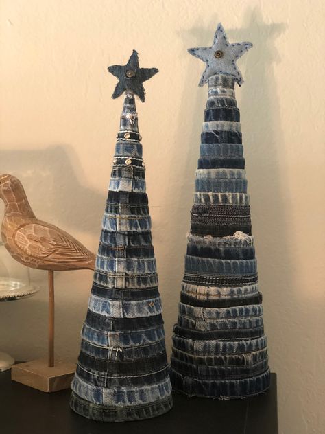 Denim Christmas Tree Ornaments, Christmas Stockings Made From Old Jeans, Denim Christmas Decorations, Denim Stocking Christmas, Denim Christmas Tree, Crafts With Old Jeans, Jean Crafts Ideas, Denim Wreaths, Denim Christmas