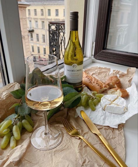 Food Mood, Wine Cheese, Wine And Dine, Glass Of Wine, Food Inspo, Pretty Food, Aesthetic Food, White Wine, Food Inspiration