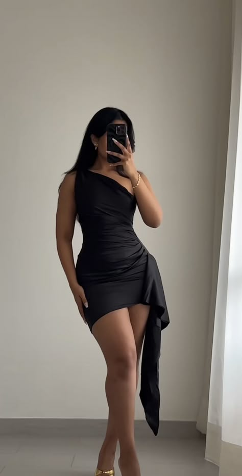 Summer Dresses Dinner, Simple Birthday Dress Ideas, 20th Birthday Outfit Ideas Dresses, Black Graduation Outfit, Black Birthday Dress Classy, Dress To Wear To A Wedding As A Guest, Black Mini Dress Aesthetic, Date Night Dress Romantic, Chic Dresses Classy Party