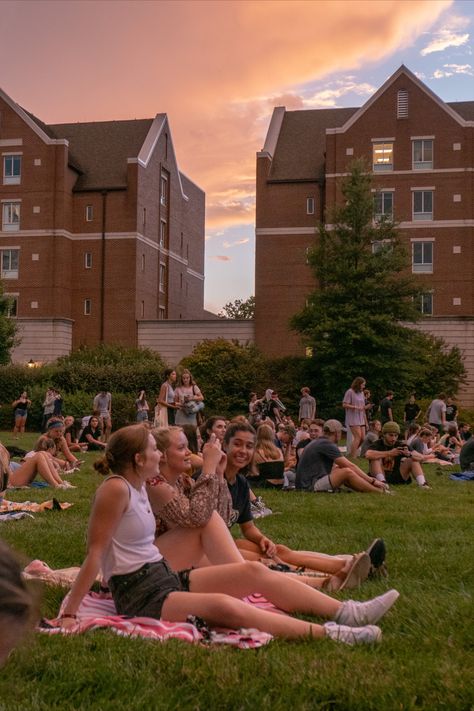 Photo of the main lawn at Belmont with a sunset in the background with students sitting on the lawn with blankets. Senior Year Of College Aesthetic, College Orientation Aesthetic, Gsp Aesthetic, Pretty College Campus, College Fun Aesthetic, Campus Life Aesthetic, Back To College Aesthetic, College Campus Aesthetic, College Student Aesthetic