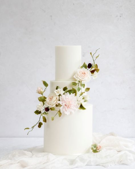 Sugar Flower Wedding Cake, Flower Wedding Cake, Floral Wedding Cake, Luxury Wedding Cake, Wedding Cake Flavors, Ireland Wedding, Cake Flowers, Elegant Wedding Cakes, Wedding Cakes With Flowers