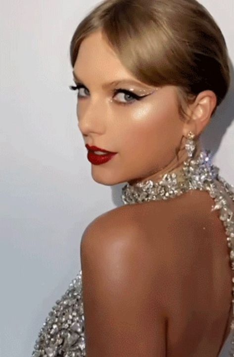 Midnights Make Up Look, Eye Wing Tutorial, Taylor Swift Brasil, Taylor Swift Makeup, Taylor Swift Fearless, Taylor Swift Music, Taylor Swift Red, Taylor Swift Outfits, Pat Mcgrath