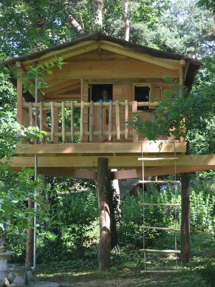 Boomhut Diy Treehouse, Shooting House, Small Gazebo, Backyard Fort, Tree House Ideas, Treehouse Ideas, Beautiful Tree Houses, Cottage Tiny House, Pole House