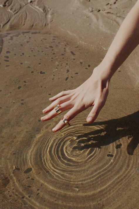 Romeo I Julia, Theme Nature, Hand Reference, Beige Aesthetic, Jewelry Photography, Photo Filter, Photography Inspo, Aesthetic Photo, Aesthetic Photography