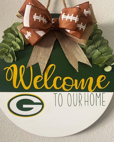 Diy Packers Decor, Packers Door Hanger, Cricut Door Signs, Green Bay Packers Wreath, Nfl Crafts, Packers Wreath, Green Bay Packers Crafts, Green Bay Packers Gifts, Packers Gifts