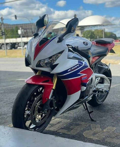 Honda Fireblade, Honda Cbr 1000rr, Cbr 1000rr, Sport Bike, Honda (motorcycle), Bentley Continental, Honda Cbr, Sport Bikes, Cool Bikes