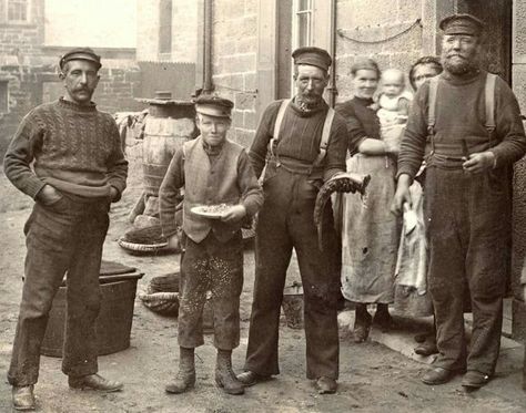 Fisherman in the year of 1880. Victorian Worker Clothes, Victorian Working Class Clothing, 1880s Photos, Victorian Sailor, Fisherman Outfit, Peter And The Starcatcher, Victorian Men, Old Fisherman, Victorian Life