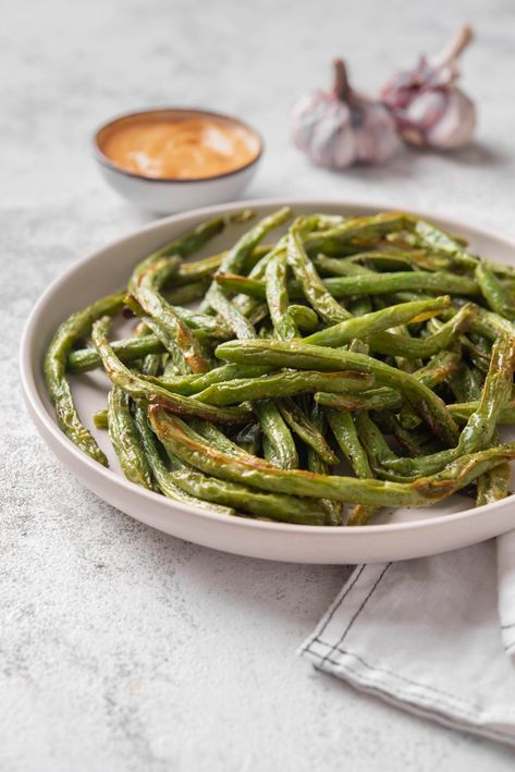 Turn this simple veggie into a restaurant-worthy side dish, sure to appeal to even the pickiest of easters, with this recipe for Air Fryer Green Beans! Air Fryer Green Beans, Beans Baked, Bbq Potluck, Seasoned Green Beans, Green Bean Dishes, Recipe For Air Fryer, Green Beans Almondine, Baked Green Beans, Chicken Appetizers