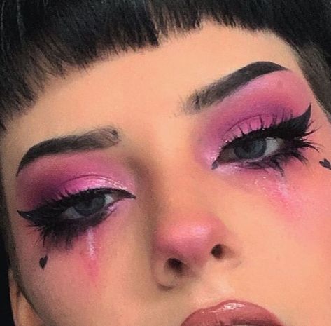 Post Punk Makeup, Pink Emo Makeup, Pink Grunge Makeup, Pink Alt Makeup, Egirl Aesthetic Makeup, Pink Goth Makeup, Draculaura Makeup, Maquillage Goth, Double Eyeliner