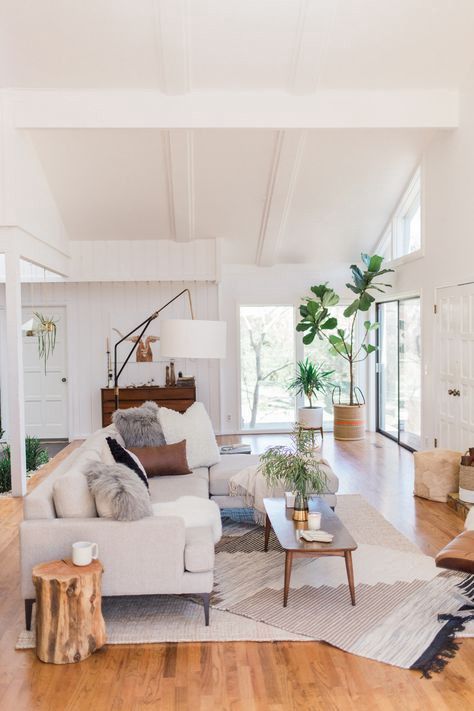 California Dreaming: How to Get Cool, California Casual Style Furnitur Ruang Keluarga, Interior Design Minimalist, Set Sofa, Bright Living Room, Living Room Goals, Mid Century Modern Living, Design Websites, Living Room Scandinavian, Living Room Windows